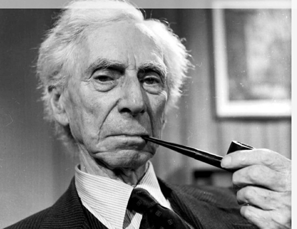 onproust's tweet photo. Bertrand Russel bir toplumun nasıl okumaktan ve düşünmekten uzaklaştırilabilecegini matematikçi bir filozof edasıyla açıklar: 

"Şayet büyük savaşlar ve büyük baskılar yaşanmaya ve çok sayıda insan mutsuz hayatlar sürmeye devam ederse, sanırım, din de varlığını sürdürecektir çünkü gözlemlediğim kadarıyla, Tanrı’nın sonsuz merhametine inanç, bu konudaki kanıtlarla ters orantılıdir. Hiçbir kanit olmadığında insanlar buna inanıyor ama işler iyi gittiğinde, kimse Tanrıya inanmıyor. Bu nedenle insanlar toplumsal sorunlarını çözdüğü takdirde dinin de ortadan kalkacağın düşünüyorum...

Şayet birilerini, Adem bir elma yedi diye, bu ilginç olaydan habersiz olan herkesin iyiliksever bir tanrı tarafından sonsuz bir ateşte kızartılacağına inandırmak istiyorsanız onları genç yaşta yakalamanız, içki ve uyuşturucularla aptallaştırmanız ve kitaplardan ya da düşünmelerini sağlayacak arkadaşlardan dikkatlice izole etmeniz gerekmektedir. "