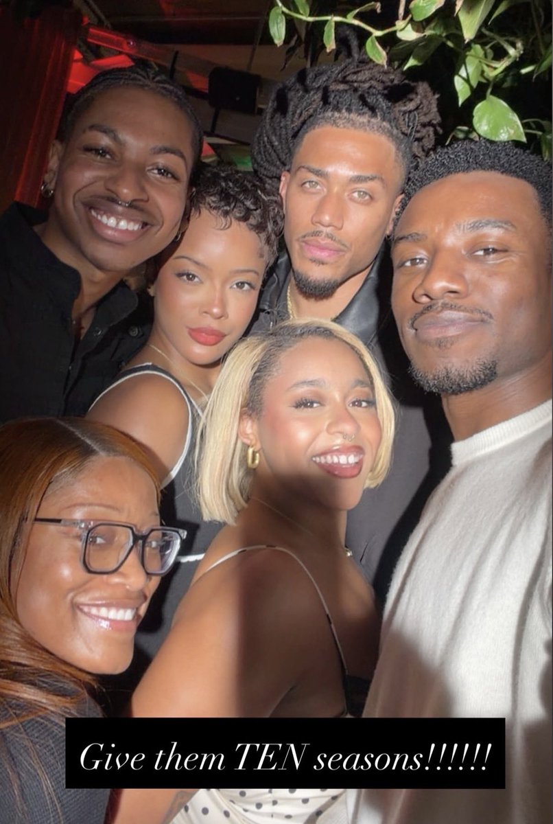 FilmUpdates's tweet photo. Keke Palmer shares a photo with the cast of ‘A DIFFERENT WORLD’:

“Give them TEN seasons!!!!!!” https://t.co/S3dCEo6SLM