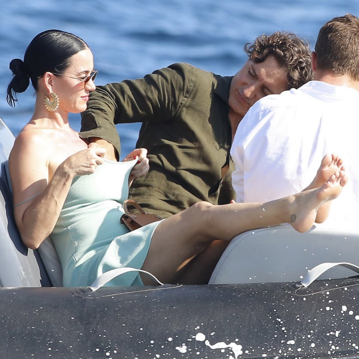 wencougar's tweet photo. All over the world look at this shameless wild dog and bitch @katyperry keep fucking and sleeping with those 2 gay and duck. Don't listen to and watch this the most shameless wild dog and bitch @katyperry 's any stupid and trash Songs and Concerts. https://t.co/UL9R9gcxJy