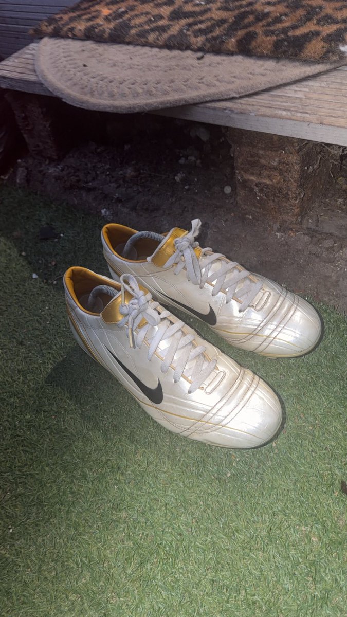 dylan97kearney's tweet photo. When you get new boots #R9 😂 #GoAroundTheKeeper #MoreGoals https://t.co/KPcltbFiRd