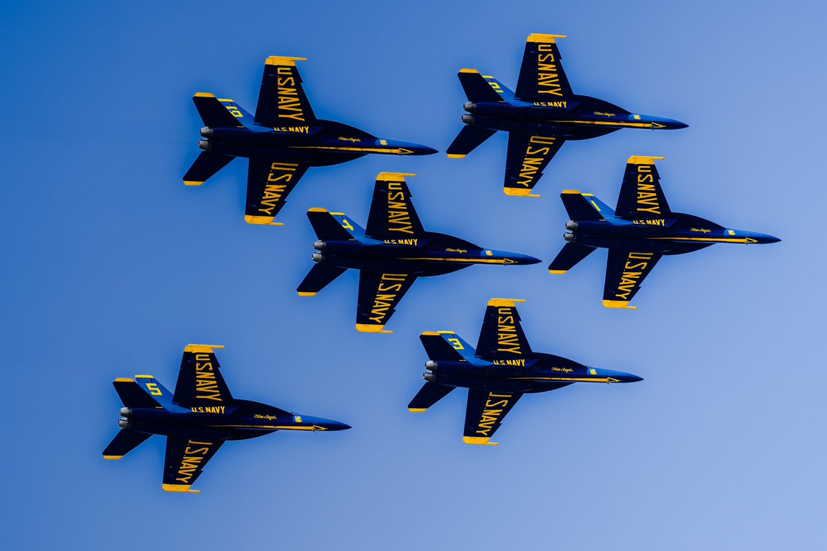 stefan_r_s's tweet photo. Blue Angels over the Golden Gate this weekend. The fog showed up for the bridge. The jets brought their own. https://t.co/r5SohNtA7L