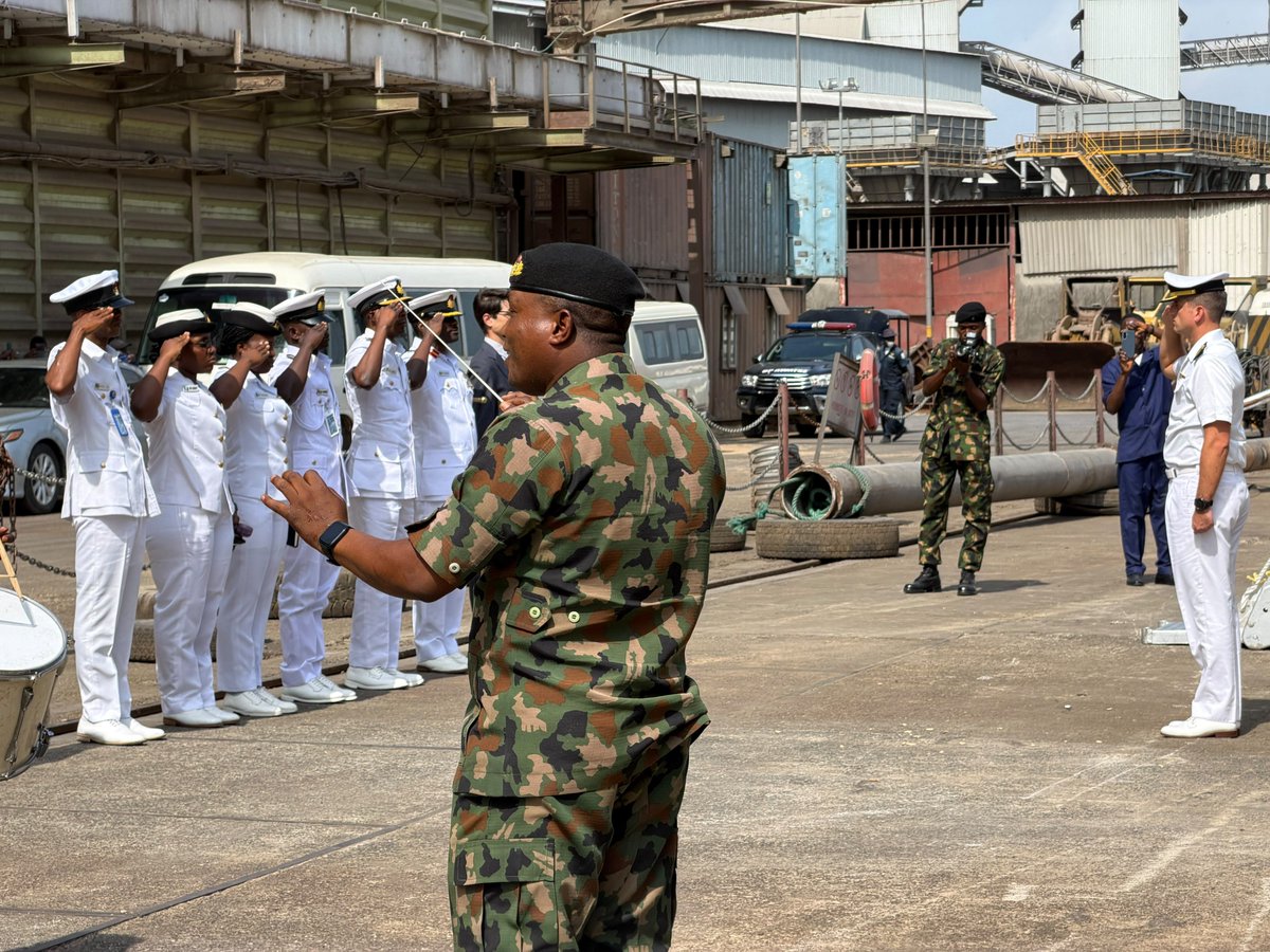 EMADmde's tweet photo. @Armada_esp #DFN26 🇪🇸. La dotación del Buque de Acción Marítimo 'Meteoro' atraca en Nigeria el Día de la Fiesta Nacional. A su llegada a puerto, han sido recibidos por la Marina nigeriana tocando nuestro himno nacional.
@Armada_esp #MOPS https://t.co/C57UmWDOqw