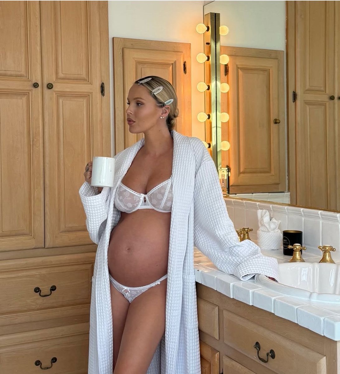 agussverse's tweet photo. ¿Sexy mom?😂

#pregnant #mom #twobabys https://t.co/xjZfZzGQux
