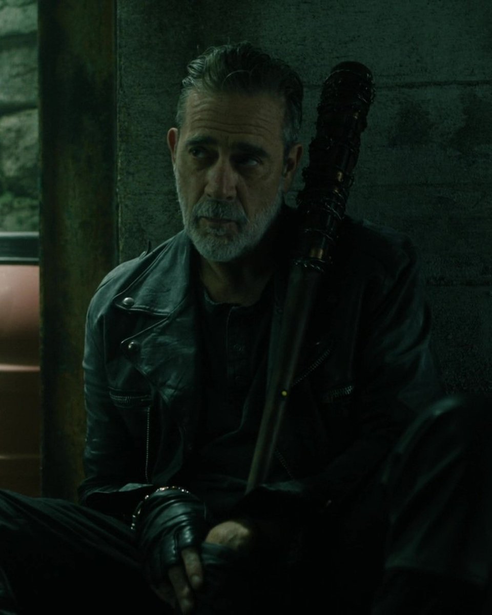ClosingEpic's tweet photo. The man who saved The Walking Dead from fading into irrelevance and being forgotten. Love him or hate him, Negan is one of the biggest reasons people still talk about the show to this day. 🐐🔥

#TWD #Negan #Lucille #JeffreyDeanMorgan 
#TWDfamily #Deadcity https://t.co/1AODzBJjRO