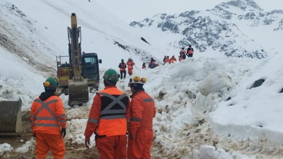 WladimirDLMS's tweet photo. La minería en Chile tiene los estándares y manuales de seguridad más caros del mundo, pero los trabajadores siguen muriendo en faena.

¿Qué está pasando realmente en la minería? ¿Por qué se siguen acumulando accidentes fatales? ¿En qué estamos fallando?

Llenamos carpetas con análisis de riesgo, firmamos permisos de trabajo antes de cada turno y recitamos procedimientos de memoria. Pero en la línea de fuego, cuando el cerro avisa o el equipo falla, la presión por la continuidad operacional y la rutina terminan pesando más que el protocolo.

Un accidente fatal no es "mala suerte"; es un control crítico que falló mucho antes del impacto. Mientras la seguridad siga siendo un trámite administrativo en una oficina y no una cultura intransable en el terreno, las estadísticas de Sernageomin van a seguir cobrando vidas.

Ninguna tonelada métrica vale la vida de un viejo que no volvió a su casa.