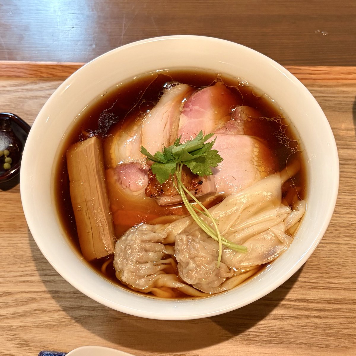 EL____PRIMERO's tweet photo. 2026.10.11

らぁ麺紫陽花
愛知県名古屋市中川区八剱町

特製醤油らぁ麺 2100円　大盛り 200円

日曜日最終枠で煮干し以外ほぼ残ってた😊 久しぶりに頂く醤油はスープの出汁っぽさと言うか、醤油のキレより旨味が全面に出て凄く好きな感じ✨白を食べがちだけど醤油も良い💯

とても美味しかったです🍜 https://t.co/embHFG4QFj