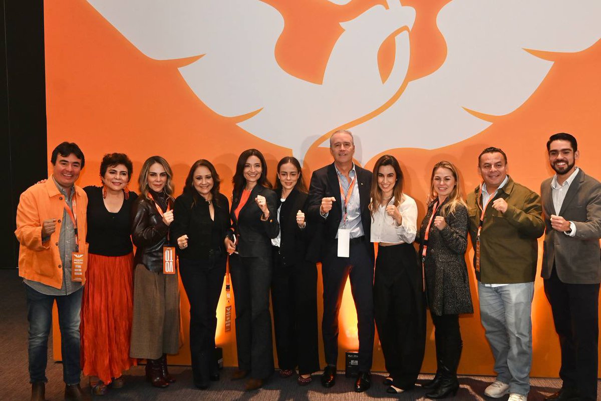 LBallesterosM's tweet photo. El futuro de México se construye escuchando y trabajando en comunidad. 🧡

Nos reunimos en la Coordinadora Nacional de @MovCiudadanoMX para seguir trabajando por el país y por Querétaro.

Y nuestra bancada naranja crece: ¡bienvenido, Mario Calzada! Qué gusto sumar esfuerzos por las familias queretanas.