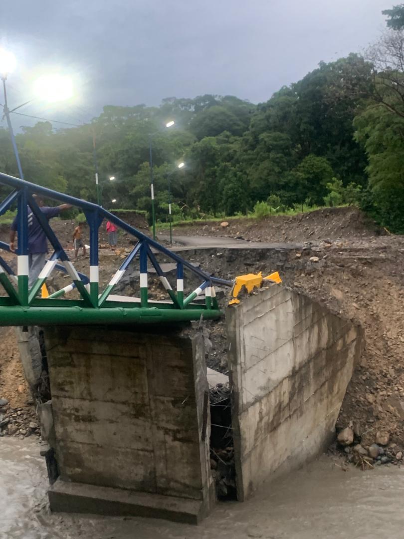ElNacionalWeb's tweet photo. #12oct | Durante la madrugada de este lunes 12 de octubre se registró el colapso de un puente recién inaugurado en Ospino, estado Portuguesa 🇻🇪. Residentes de la zona denunciaron el colapso, detallando que esta situación afecta a más de 5.000 productores cafetaleros locales.

La estructura, inaugurada apenas hace tres días, colapsó a consecuencia de las fuertes lluvias que azotan el eje montañoso de la entidad. Las precipitaciones causaron el desbordamiento de ríos y quebradas, así como afectaciones viales en varios municipios.

📸 @mariangelmoro

🔗 Lea más en https://t.co/KGo1rjGaau