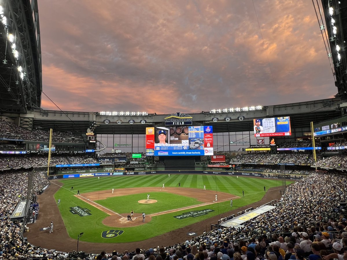 AdamMcCalvy's tweet photo. Time out for baseball sky. https://t.co/nRrFrh5Ike