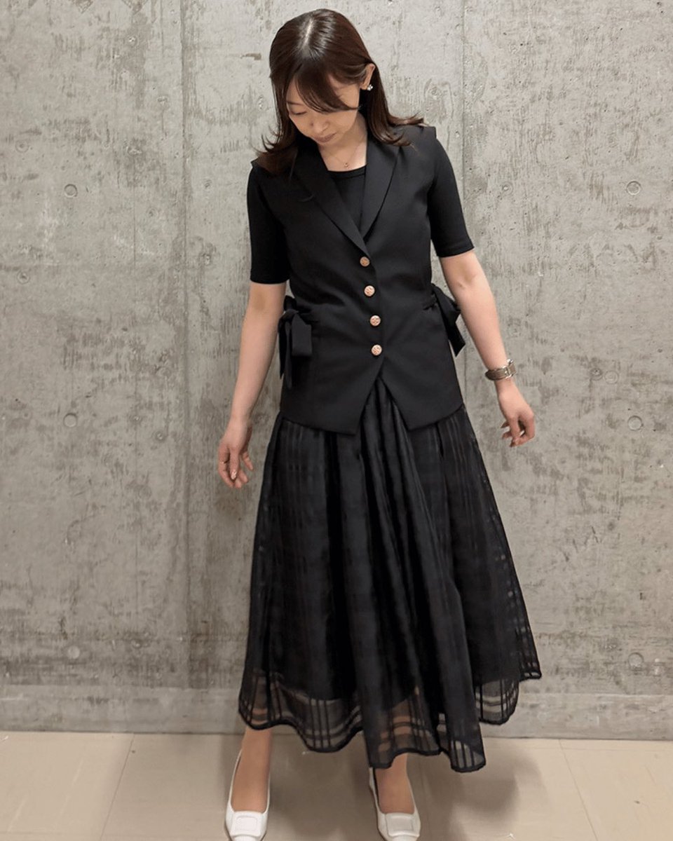 puchicari_jp's tweet photo. 145cm店長が選ぶ小柄服
ほかの商品も見る → @puchicari_jp

👗テーラードリボンジレセットアップ
🍀Brand：ST.ROONEY
📏モデル身長151cm
✂お直し（丈詰め）可

「きちんと見せたい。でも、かっちりしすぎたくない。」

そんな日に選びたい、ジレとテーパードパンツのセットアップ。

すっきりとしたV���インのジレに、サイドのリボンでさりげない女性らしさをプラス。パンツは腰まわりから足首へすっと細くなるテーパードラインで、小柄女性のバランスを考えて設計されています。

ブラウスを合わせれば、卒入学式や学校行事などのセレモニーに。
シンプルなインナーなら、仕事や少しきちんとした食事会にも。

“特別な日だけ”で終わらず、普段にも着回せる。
そんな使いやすさも魅力です。

商品詳細はこちら
https://t.co/aJ4NMQbgCW

#プチキャリ #小柄女性 #低身長ファッション #150cmコーデ #セットアップコーデ