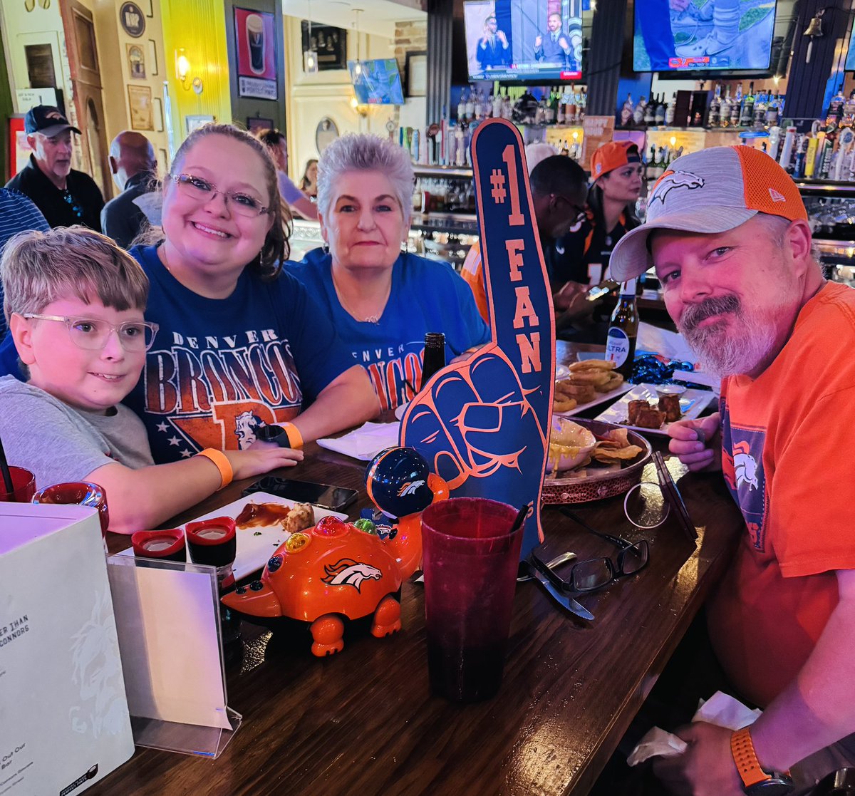 HOUBroncosFans's tweet photo. #Thursday OCT 15th
#SEAvsDEN
Thursday Night Football
kickoff 7:15PM CDTπ
Game Watch Party
w/@HOUBroncosFans
#HughOconnors @hugh_bar
Marq*E Entertainment Center
7620 Katy Fwy (I10 & 610)
#HoustonTX 77024
#DenverBroncos #Broncos #HDBF #Houston #BroncosBar #BroncosCountry https://t.co/ZST1rddlXk