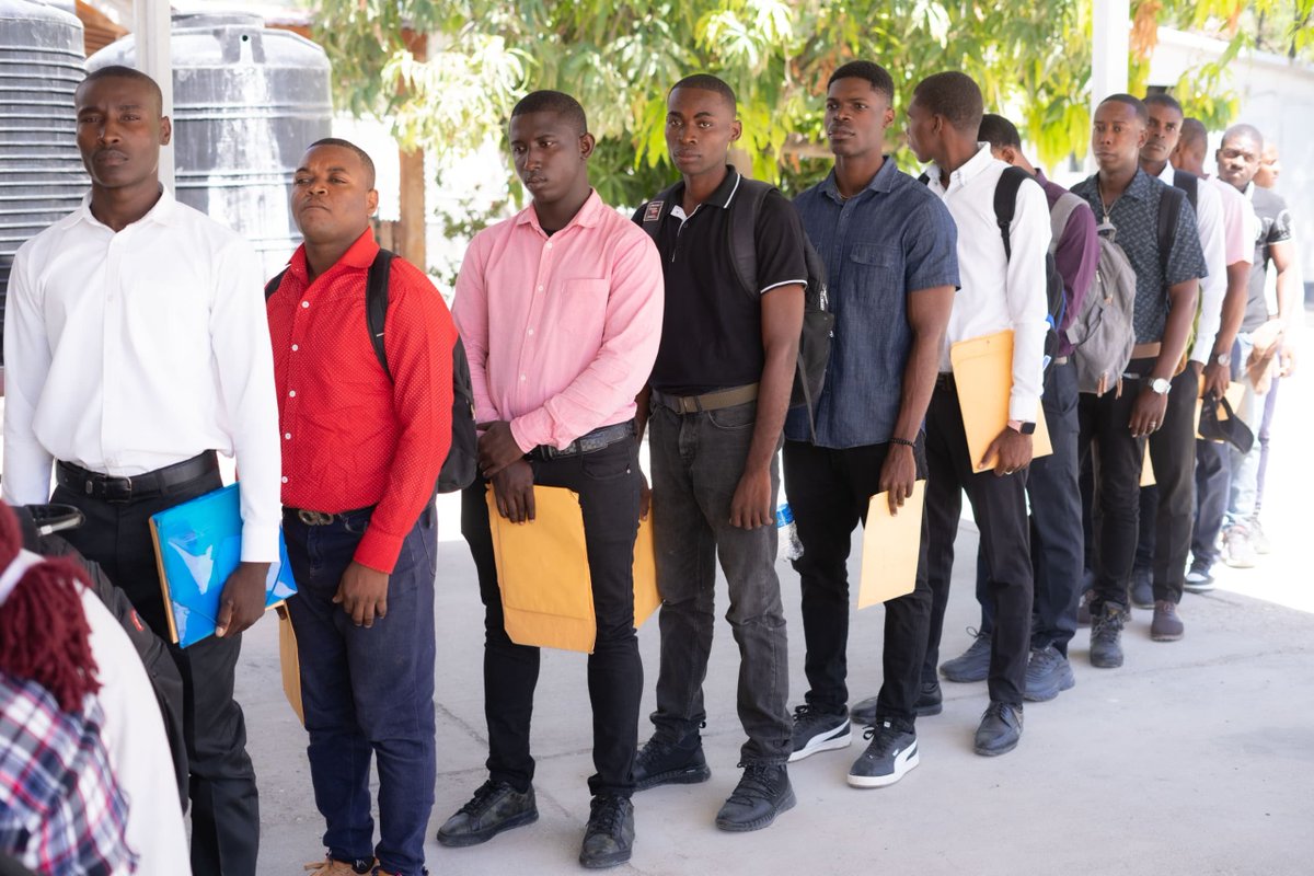 MDefenseHT's tweet photo. Le Ministère de la Défense informe le public en général et les postulants en particulier que le processus de sélection en vue de constituer la prochaine promotion de recrues des Forces Armées d’Haïti (FAd’H) débute officiellement ce lundi 12 octobre 2026.
https://t.co/Utd7mMhEXi https://t.co/QsXjKpRxVH