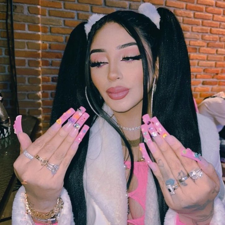 YaCog1ConOtro's tweet photo. Mediante un live de Tik Tok La amiga de @YeriMua confirmo que se beso Con el Chakal de @labellakath “Aule” https://t.co/uhOVod6NBI