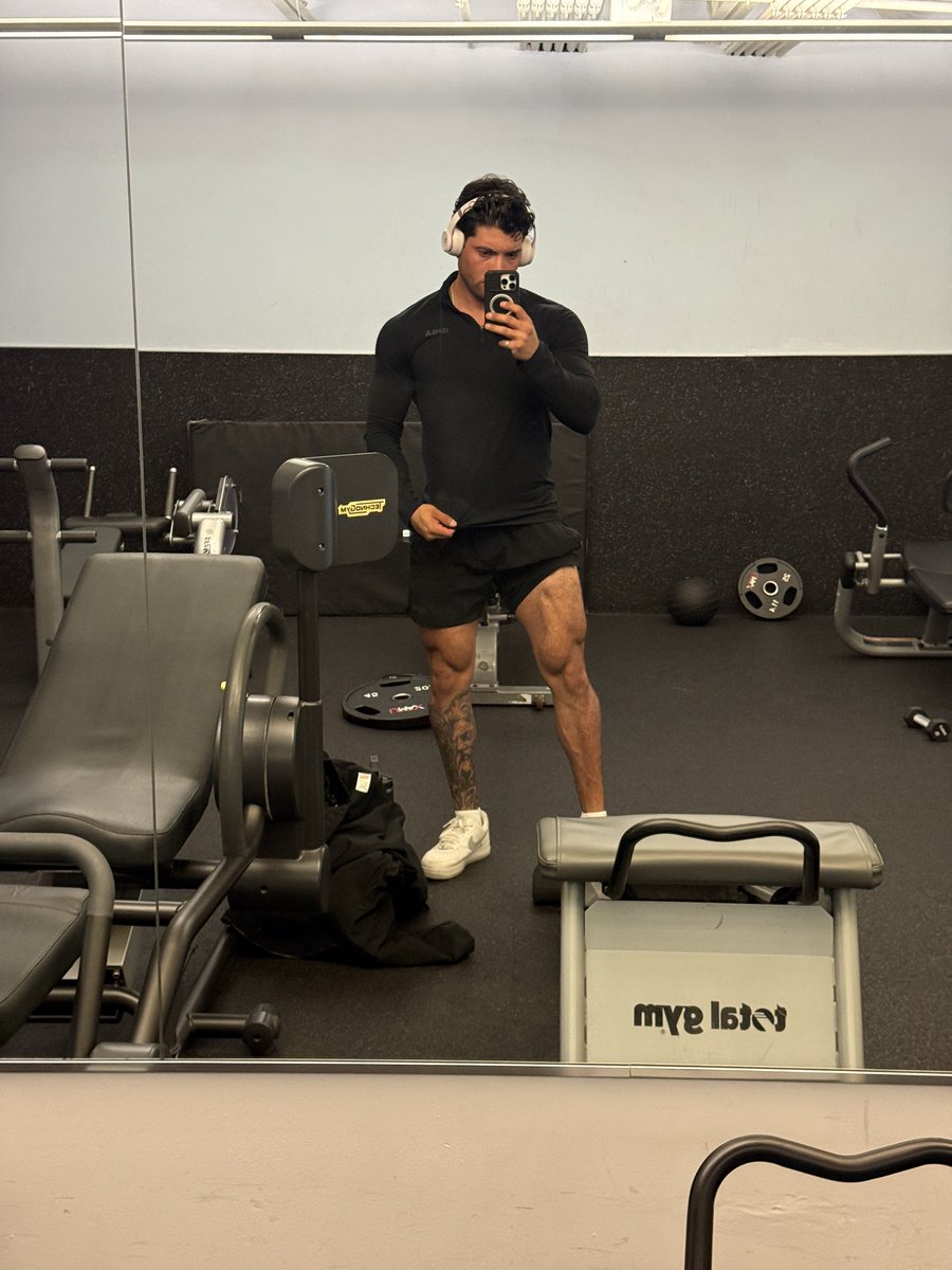 unnattybrah's tweet photo. Imagine staying home staring at your portfolio scared shitless when you could be out working on your skinny or fat physique  

Not very Giga Chad of you https://t.co/MVyGWrQRXS