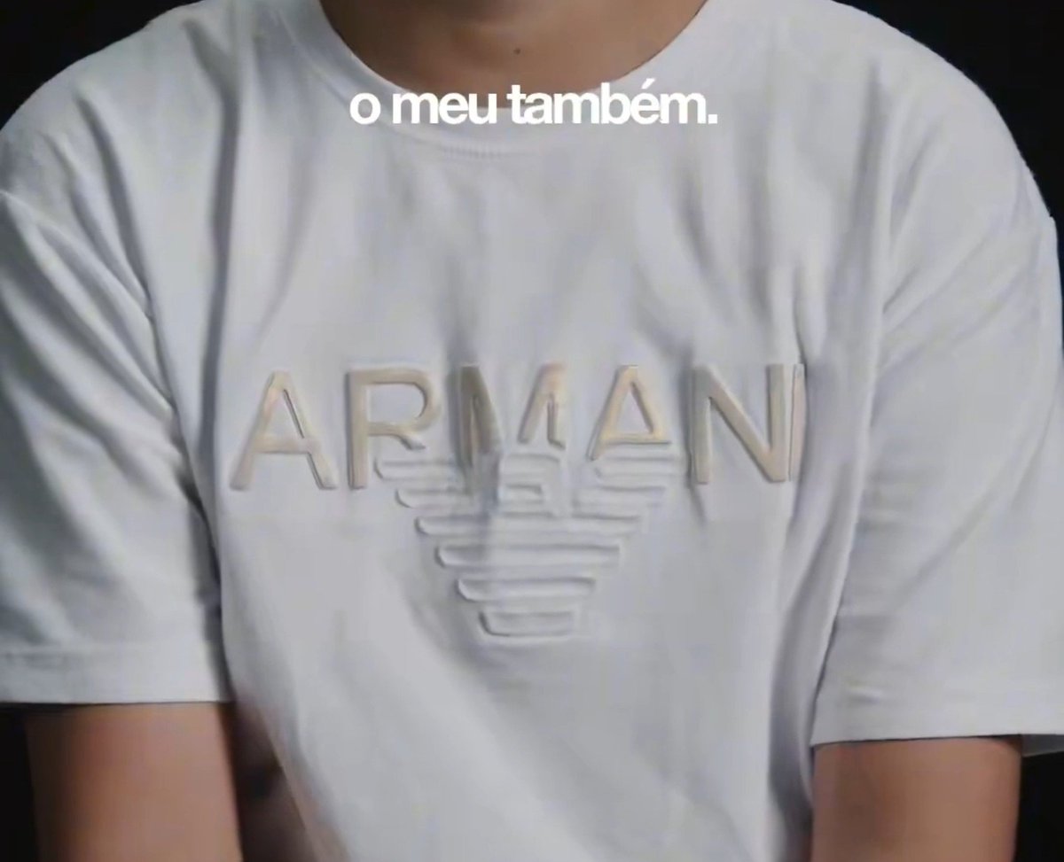 ItaloMarsinho's tweet photo. A garotada colocou sua melhor roupa para gravar o video, e, a melhor roupa do garoto é uma réplica barraquinha. Mas a anta da muié acha que o garoto é rico, isso só mostra que não tem conhecimento nenhum de periferia e vive descolada da realidade. https://t.co/UNU70xW0ap