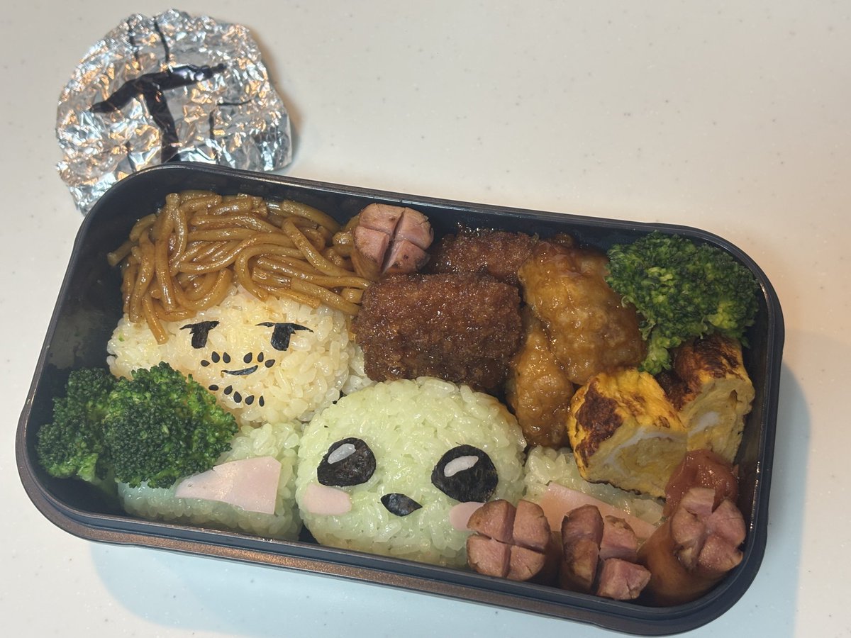 tkrv_7980's tweet photo. 旦那の誕生日に作ったキャラ弁
アルミホイルクッシャクシャになっちゃったからリベンジしたいなあ
 #マンダロリアン  #グローグー https://t.co/XDHbX71pcQ