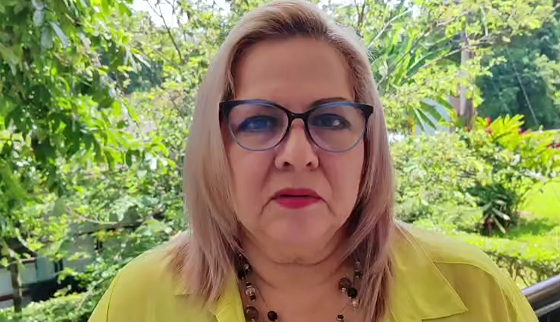ponetebuxo's tweet photo. #URGENTE l Agentes de la PNC llegan a la casa de la abogada penalista, Roxana Cardona, para "trasladarla" al Ministerio de Seguridad y Justicia.

La profesional sospecha de una posible detención arbitraria en su contra por cuestionamientos a Doctor SV y vicepresidente Ulloa https://t.co/pRkqpMhvrK