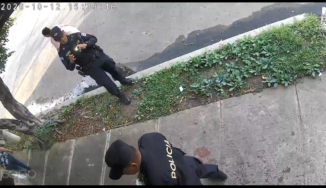 ponetebuxo's tweet photo. #URGENTE l Agentes de la PNC llegan a la casa de la abogada penalista, Roxana Cardona, para "trasladarla" al Ministerio de Seguridad y Justicia.

La profesional sospecha de una posible detención arbitraria en su contra por cuestionamientos a Doctor SV y vicepresidente Ulloa https://t.co/pRkqpMhvrK
