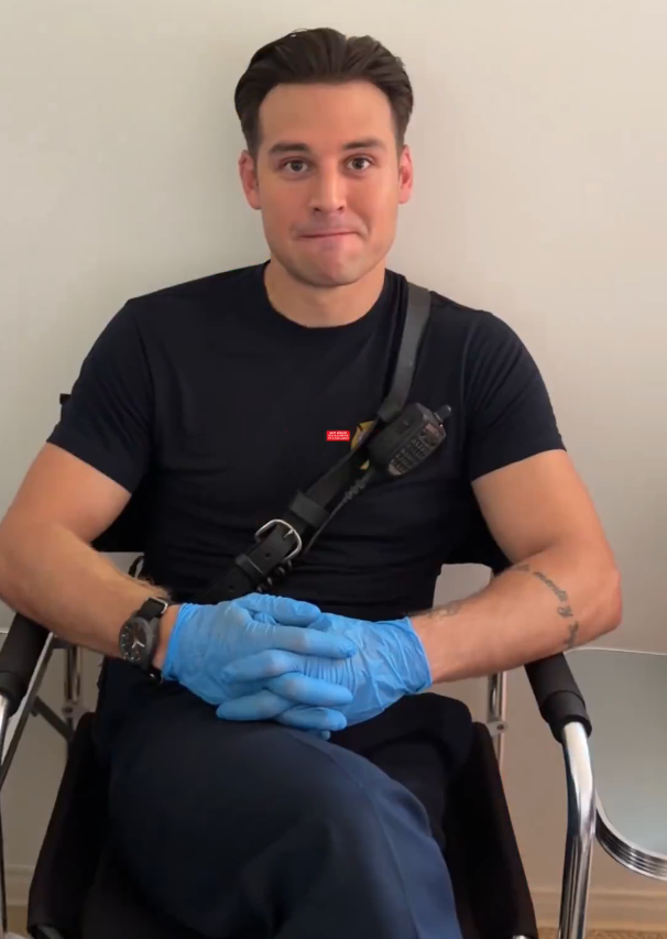 EchoesOf911's tweet photo. he's just there sitting pretty unaware he's about to be trolled https://t.co/WDoPmQG3MT
