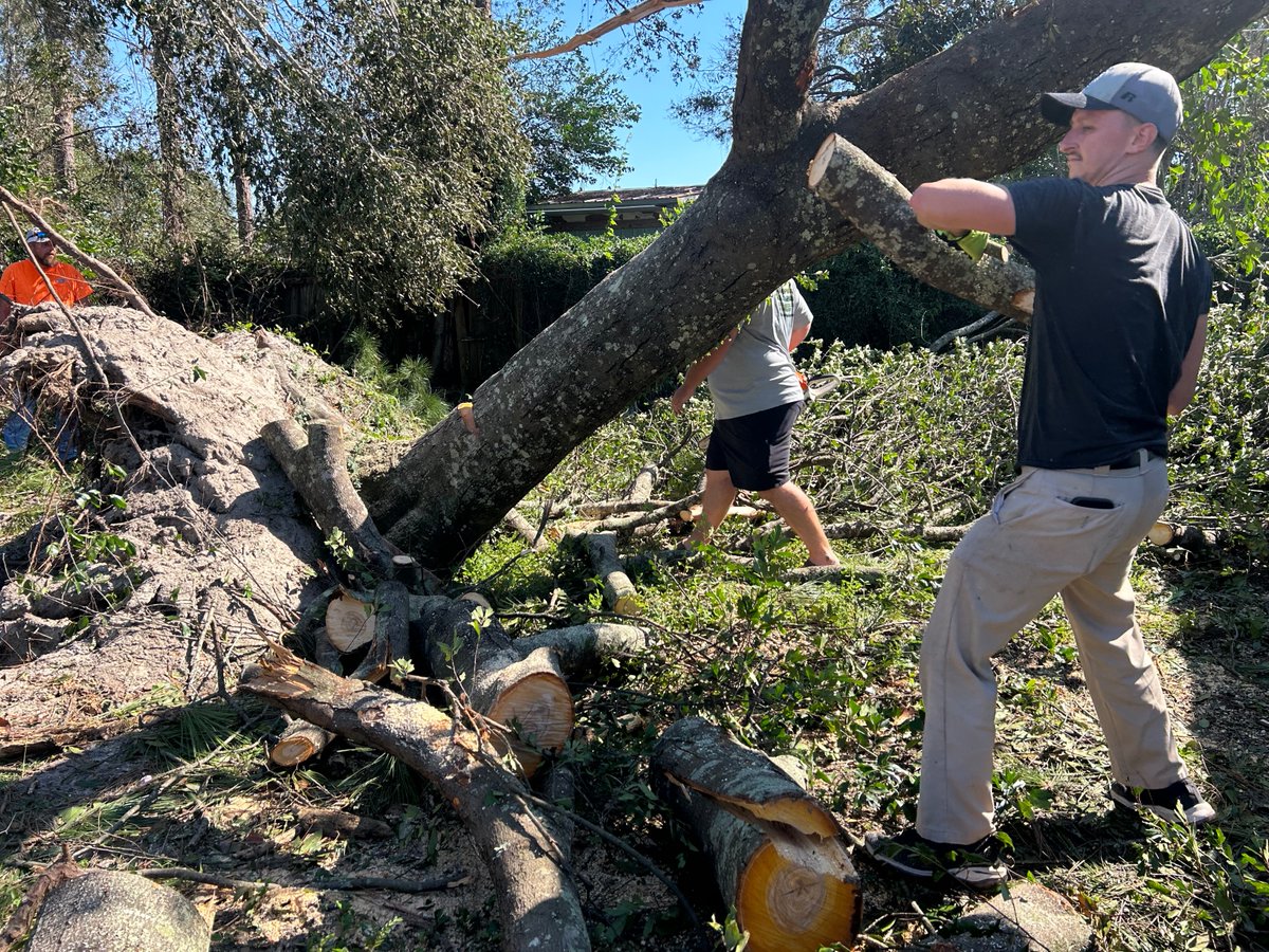 firstresponse's tweet photo. Hurricane Isaias left widespread damage across Florida and Alabama. With tree removal costs often beyond what families can afford, volunteers make all the difference. We’re grateful for everyone stepping up to help friends, family, and neighbors! https://t.co/Pd8xGPaFwT