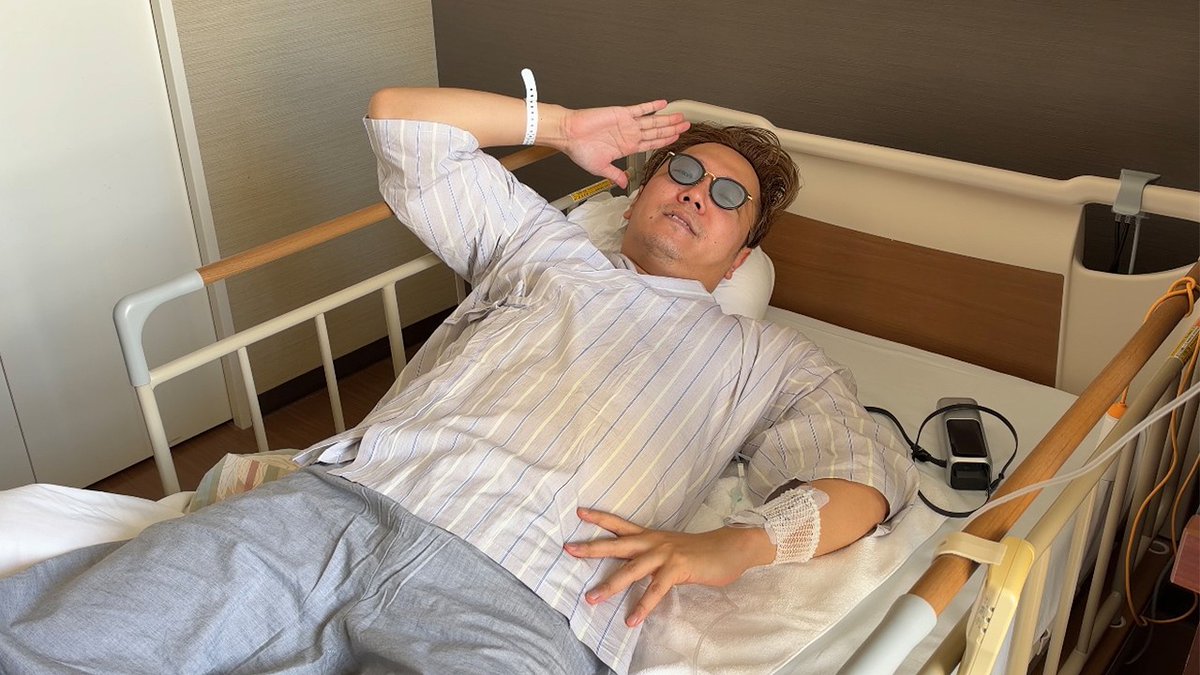 zamourinho's tweet photo. 【壮絶な教訓】
40度の高熱を押して大会に出場し、徹夜編集の末に救急搬送。
ヒカキンさんが明かした「過酷な入院劇」が大きな反響を呼んでいます。

■限界を超えた強行軍
娘さんのインフルエンザに感染してしまったヒカキンさん。
しかし、発熱がゲーム大会（CRカップ）の期間と重なってしまいます。
なんと39〜40度の高熱を抱えたまま、4日間の出場を強行しました。

■悪化の一途と救急搬送
大会後も休まず朝まで動画編集を続け、睡眠はわずか2時間。
熱は40.3度まで急上昇し、夜間病院6カ所に断られ救急車を要請します。
検査の結果は重度の肺炎。そのまま緊急入院する事態となりました。

■身をもって示した重い言葉
トップを走り続けてきた男が語る、あまりに切実な現実。
「無理してもいいことなんて1つもありません。僕が証明しました」
強い責任感ゆえの無理が、命の危機を招くことを身をもって伝えました。

どんな仕事や責任があっても、自分の命と身体より大事なものはない。
ついつい限界まで頑張ってしまうすべての人に、届いてほしい教訓です。
