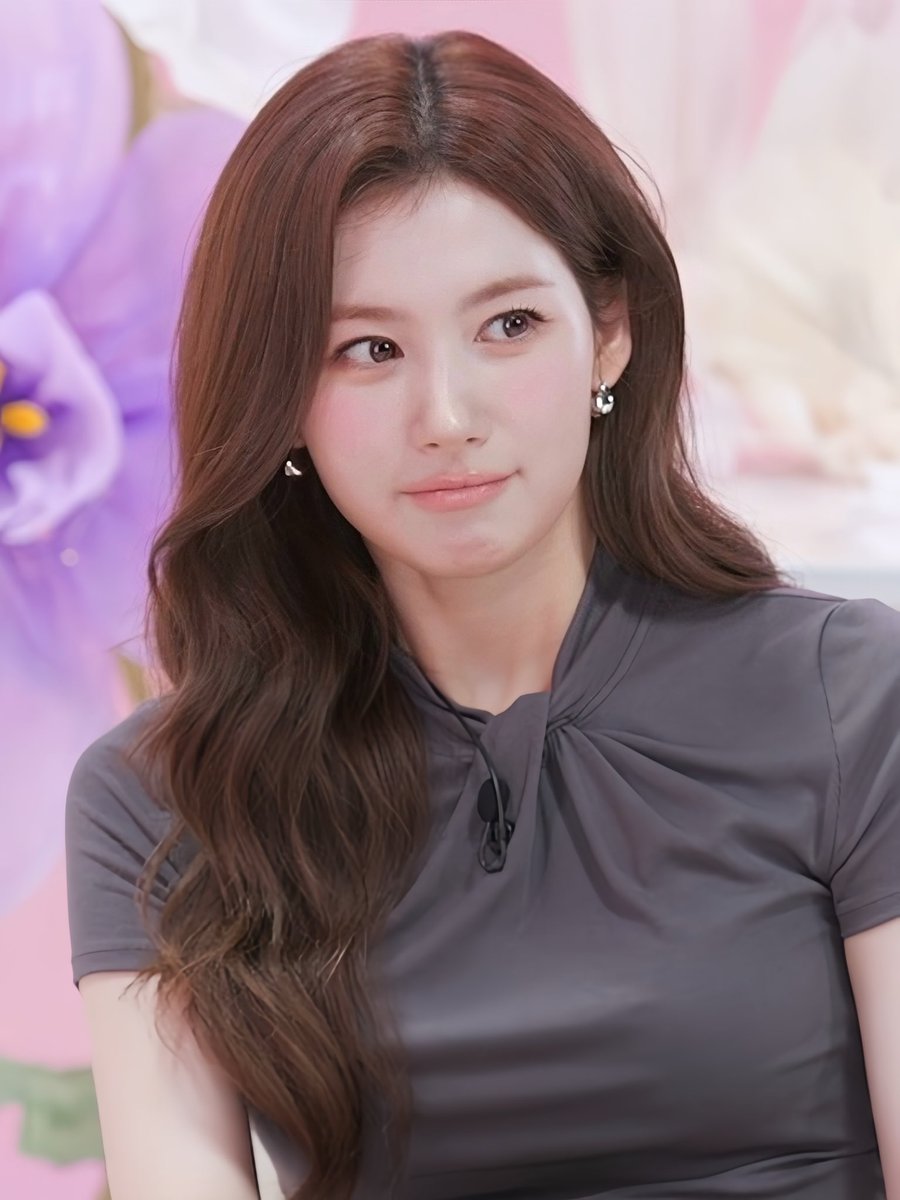 sanadoongie's tweet photo. sana was one of the first who cheered me on to be bright &amp; warm when i was a young girl growing up. ive always loved her pure femininity, so i wont let anyone stain the brightness of the girl i love most. no woman ever deserves to have her natural charm objectified or exploited. https://t.co/rgJTOAay1N