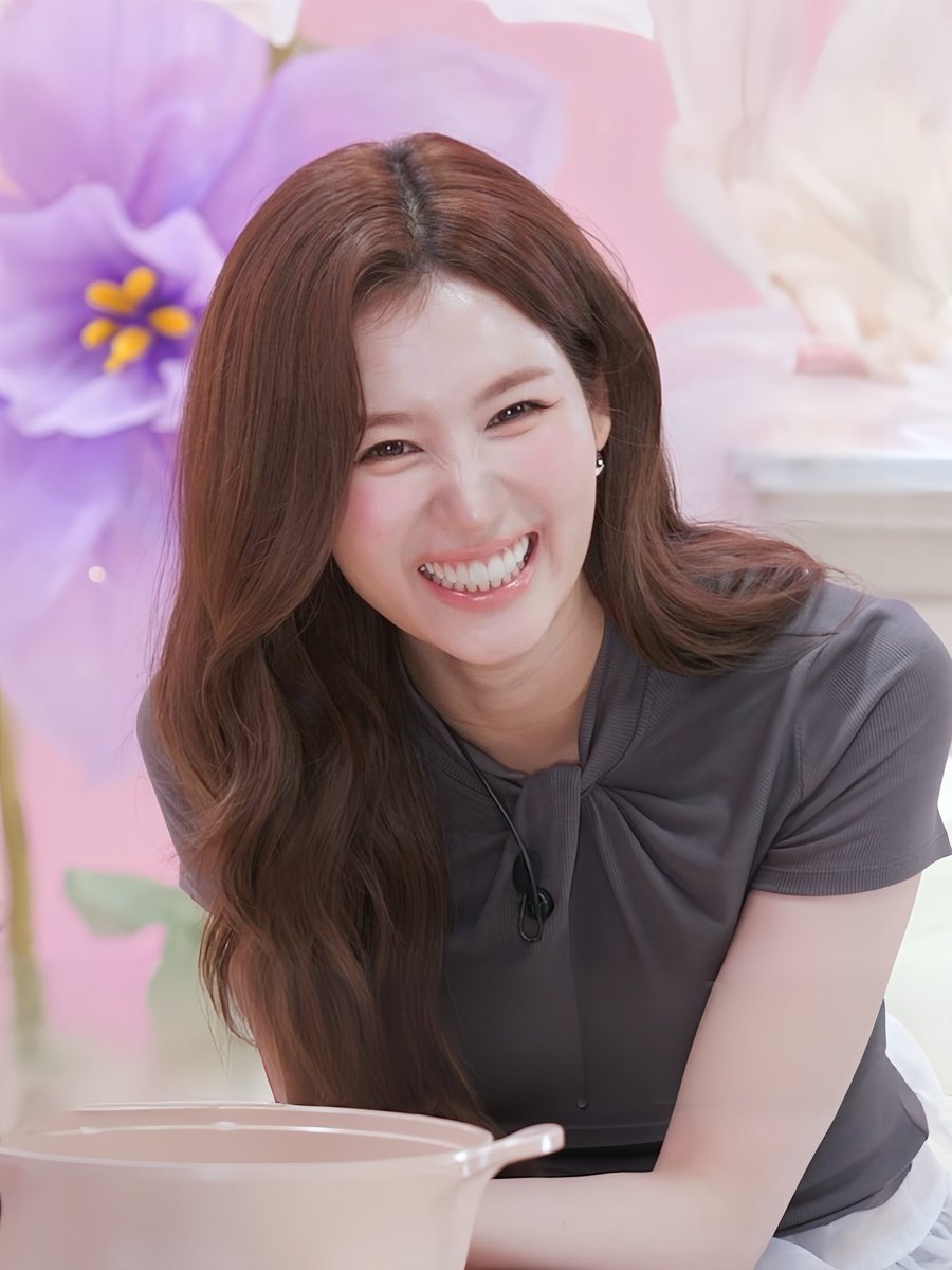 sanadoongie's tweet photo. sana was one of the first who cheered me on to be bright &amp; warm when i was a young girl growing up. ive always loved her pure femininity, so i wont let anyone stain the brightness of the girl i love most. no woman ever deserves to have her natural charm objectified or exploited. https://t.co/rgJTOAay1N