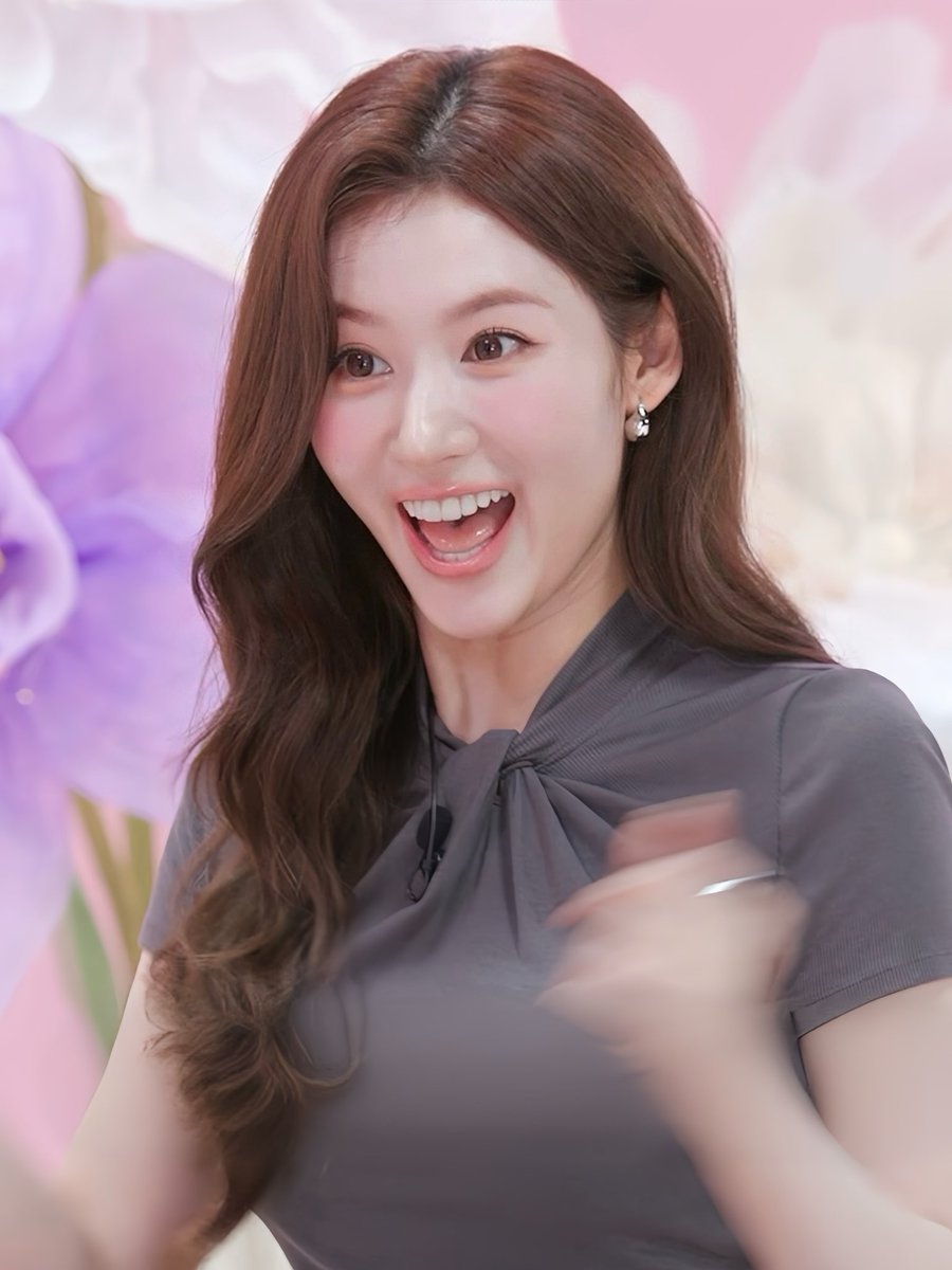 sanadoongie's tweet photo. sana was one of the first who cheered me on to be bright &amp; warm when i was a young girl growing up. ive always loved her pure femininity, so i wont let anyone stain the brightness of the girl i love most. no woman ever deserves to have her natural charm objectified or exploited. https://t.co/rgJTOAay1N