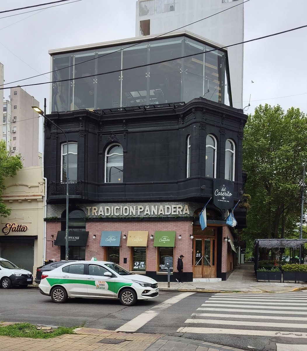 pmorosi's tweet photo. Solo en #LaPlata puede pasar que una casona patrimonial se transforme en semejante esperpento.
#CiudadEnDemolición https://t.co/XNPXAdLubc