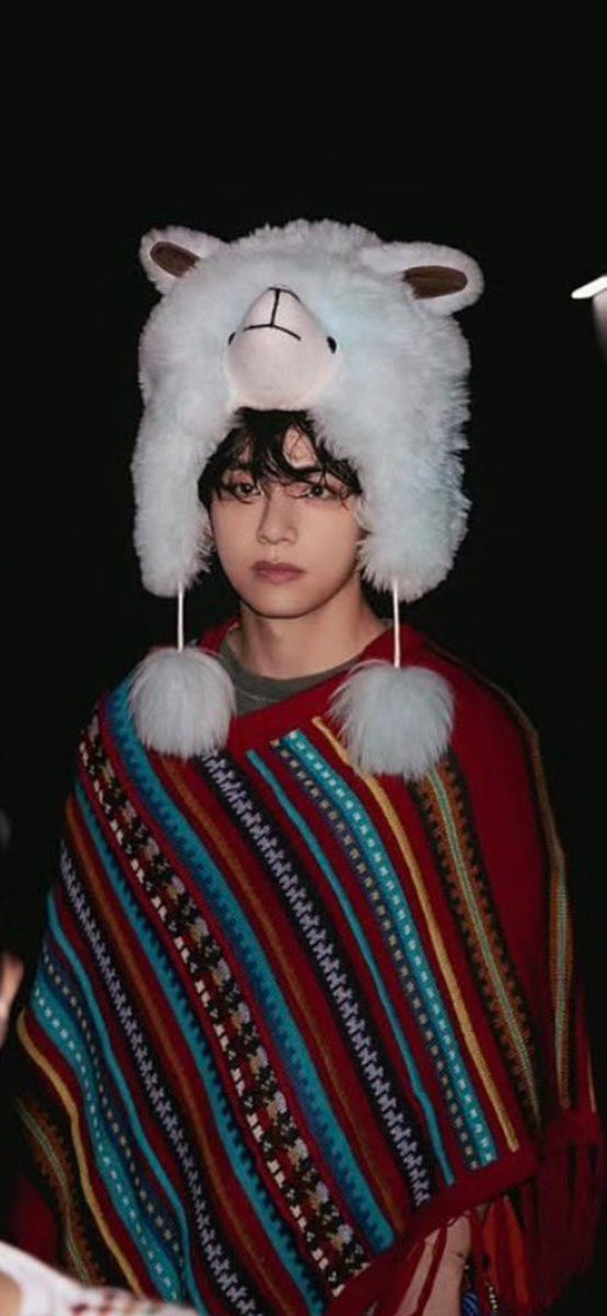 annbtswift's tweet photo. Miren lo que hice 😭 Taehyung con su chullo peruano y su poncho 😭 https://t.co/QVXnCTHEjR