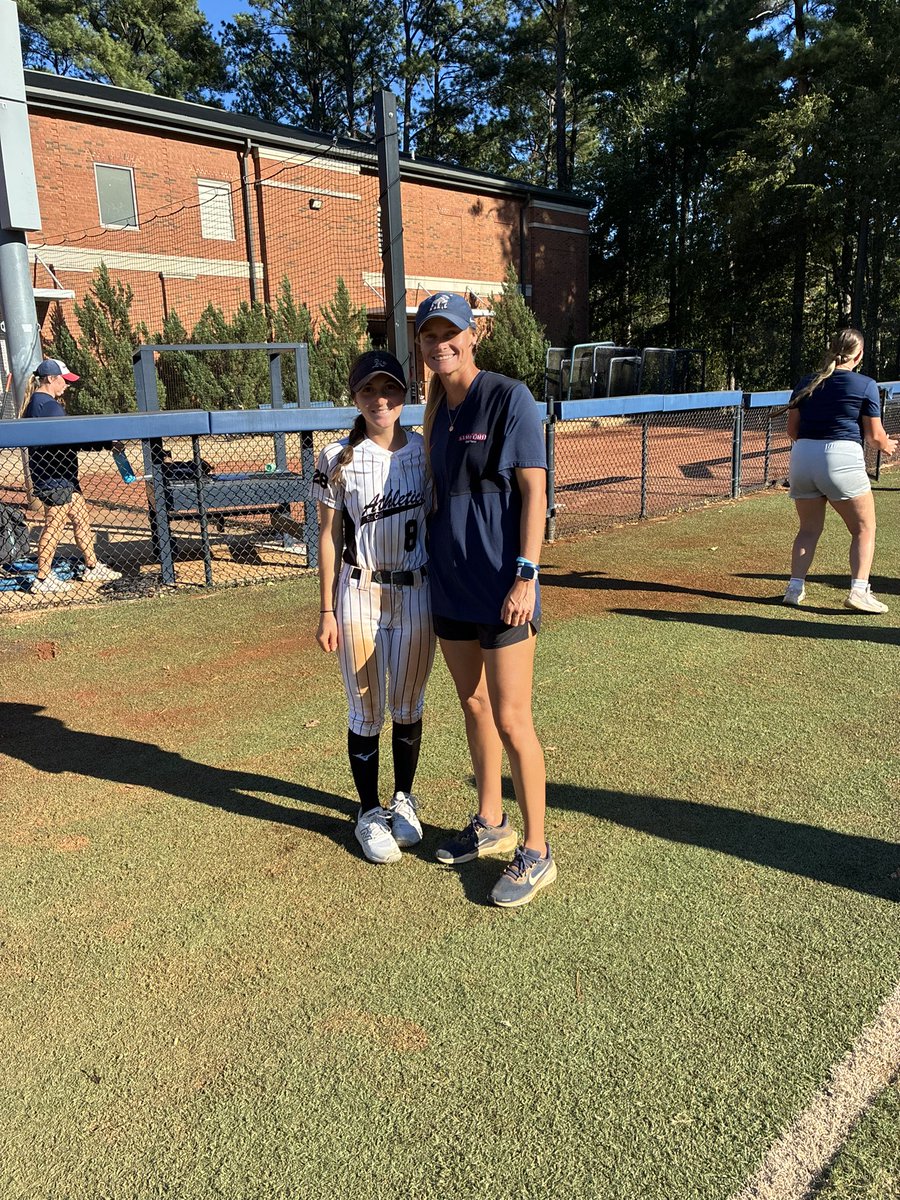 ClaireCarver28's tweet photo. I had a great time yesterday @SamfordSB getting to know the new staff and looking around the beautiful campus! thank you @TyraPerry13 @logancalhoun22 @sarahcespedes1 for the tips for improvement and it looks like you guys are going to build a great program!  Go Bulldogs!! #igetto

@BSherSB @socalath2028 @08SCANATIONAL @ChrisJamesCoach @SoftbalAmerica @ExtraInningSB @Softball_Home @LineDsoftball @TopPreps @IHartFastpitch