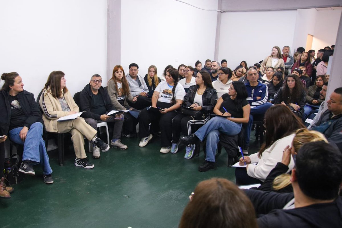 agevaperonof's tweet photo. El debate y la formación son claves para la organización política, por eso realizamos un plenario de discusión y nuestras prácticas militantes

La militancia tiene que contagiar esperanza y construir comunidad frente al intento de Milei de desintegrar los lazos de nuestro pueblo https://t.co/aiM8ENE5hD