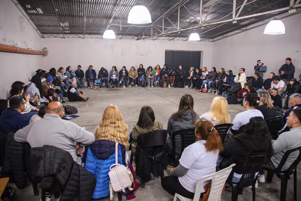 agevaperonof's tweet photo. El debate y la formación son claves para la organización política, por eso realizamos un plenario de discusión y nuestras prácticas militantes

La militancia tiene que contagiar esperanza y construir comunidad frente al intento de Milei de desintegrar los lazos de nuestro pueblo https://t.co/aiM8ENE5hD