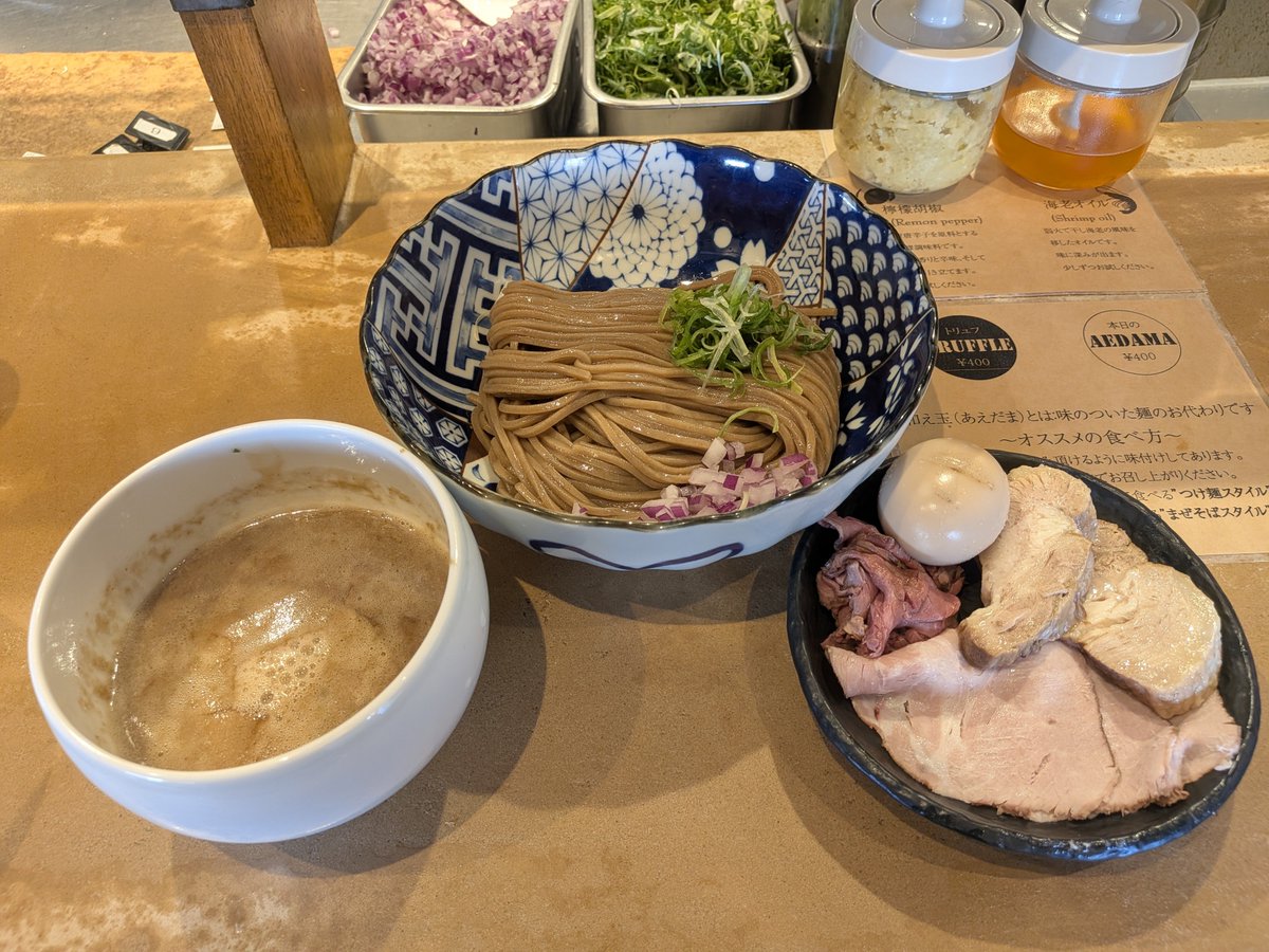 sukepins's tweet photo. 2026/10/12 濃厚つけ麺 ぶろす
濃厚豚骨つけ麺 全粒粉麺 全部のせ

コシのある麺に豚骨感バッチリの麺とバラエティな具材が��味しい

ごちそうさまでした

#つけ麺 
#ぶろす https://t.co/JSOxkkN1UF