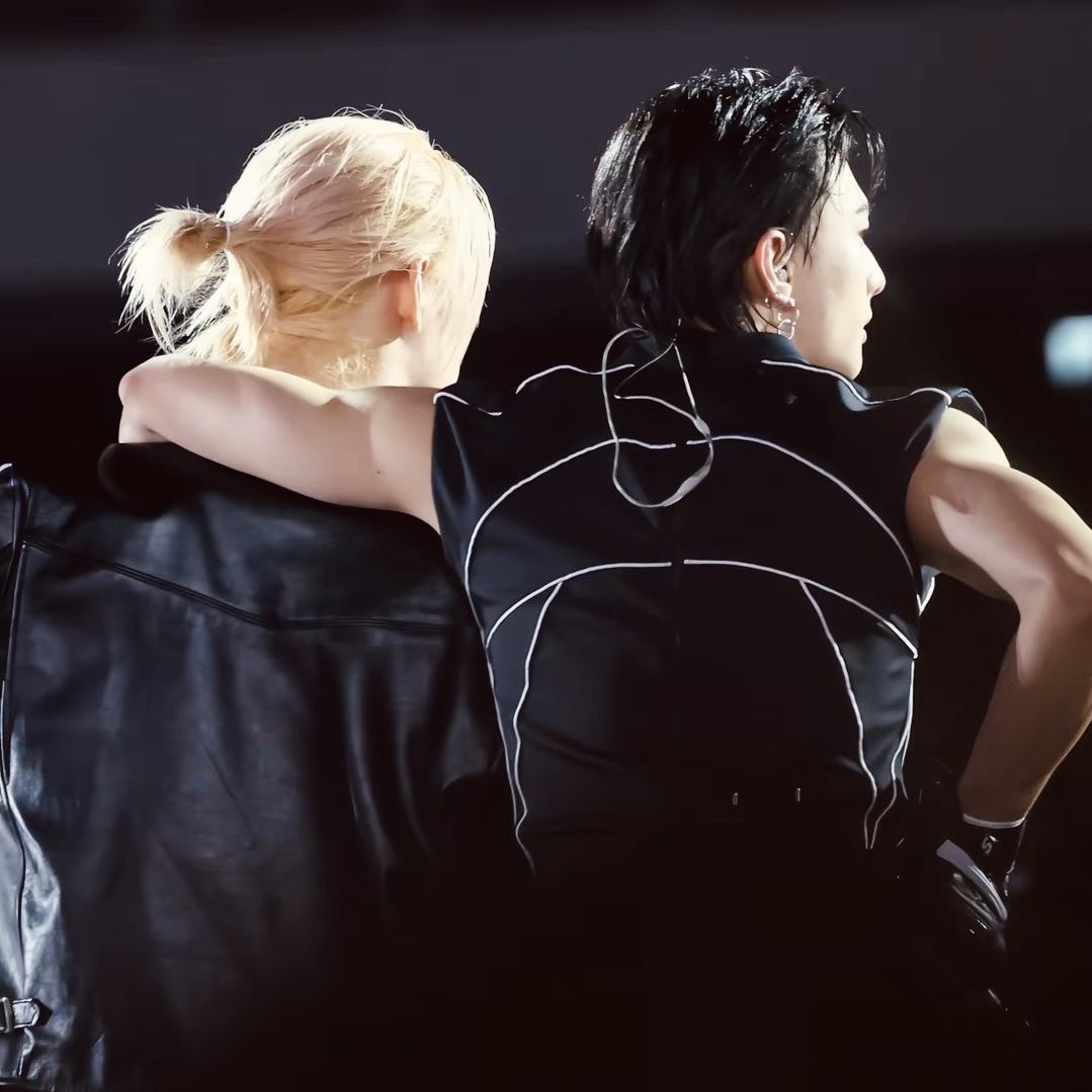 lixiepoint's tweet photo. #hyunlix X #jeongchan au | piloto automático 🏎️

Felix e Chan dividem a mesma paixão pela Fórmula 1. Quando, em um determinado dia, se veem em uma after party do paddock, eles estabelecem uma meta: conquistar, nem que seja por uma noite, os pilotos do momento — Hyunjin e Jeongin. https://t.co/6cnmST01la