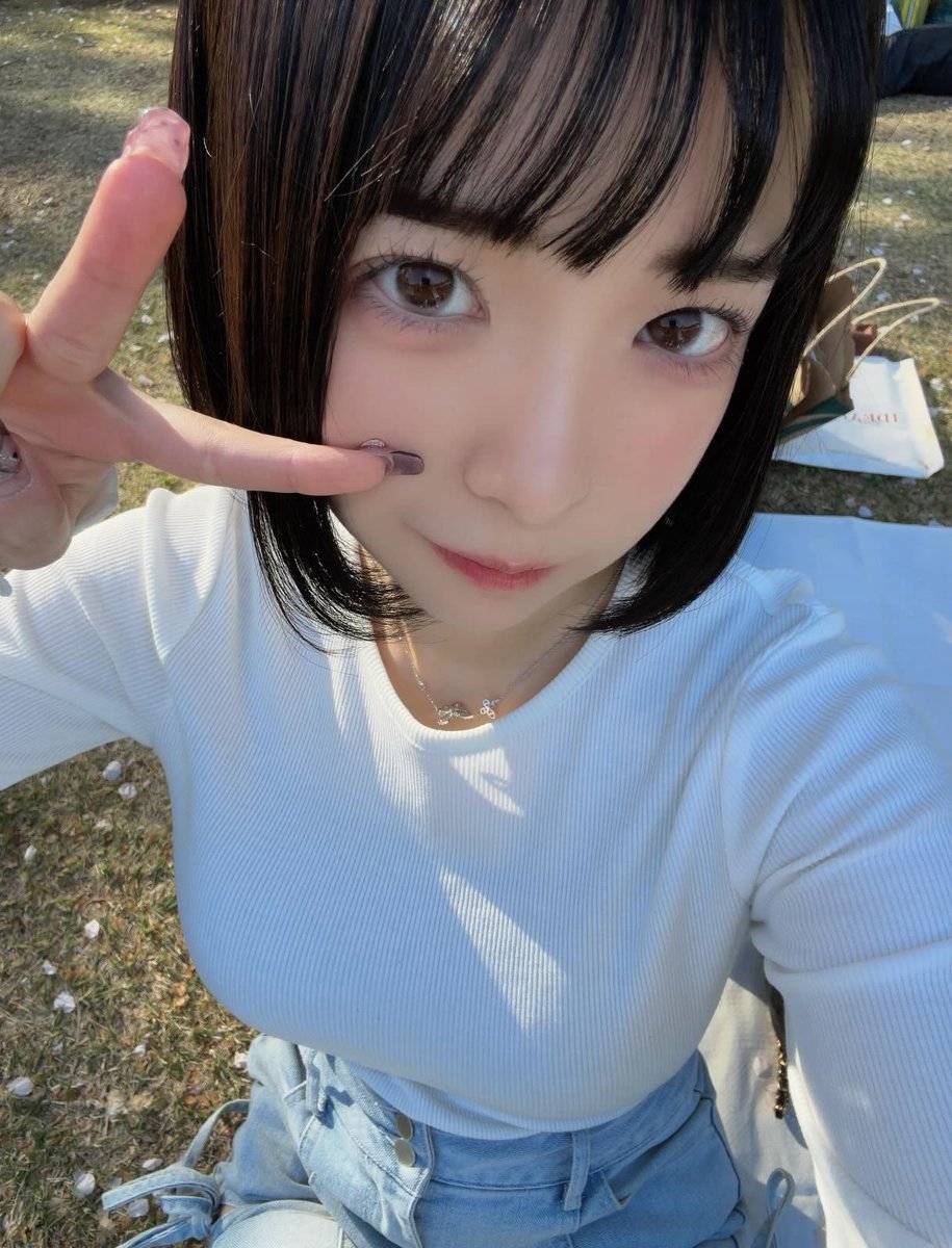animetrends's tweet photo. Un usuario le dijo a la actriz japonesa de cine para adultos Iroha Hakata que, por haber elegido esa profesión, debía aceptar el rechazo social y posibles problemas para casarse o conseguir otro empleo.

Hakata rechazó el argumento, señalando que asumir que toda la sociedad desprecia a las actrices de su industria es una generalización que sirve para justificar prejuicios.

El intercambio ocurrió después de que la actriz denunciara los insultos que reciben las mujeres de su profesión en redes sociales. Advirtió que pisotear repetidamente la dignidad de alguien puede llegar a ser un «asesinato indirecto» y aseguró que no perdonará a quienes crucen esa línea.