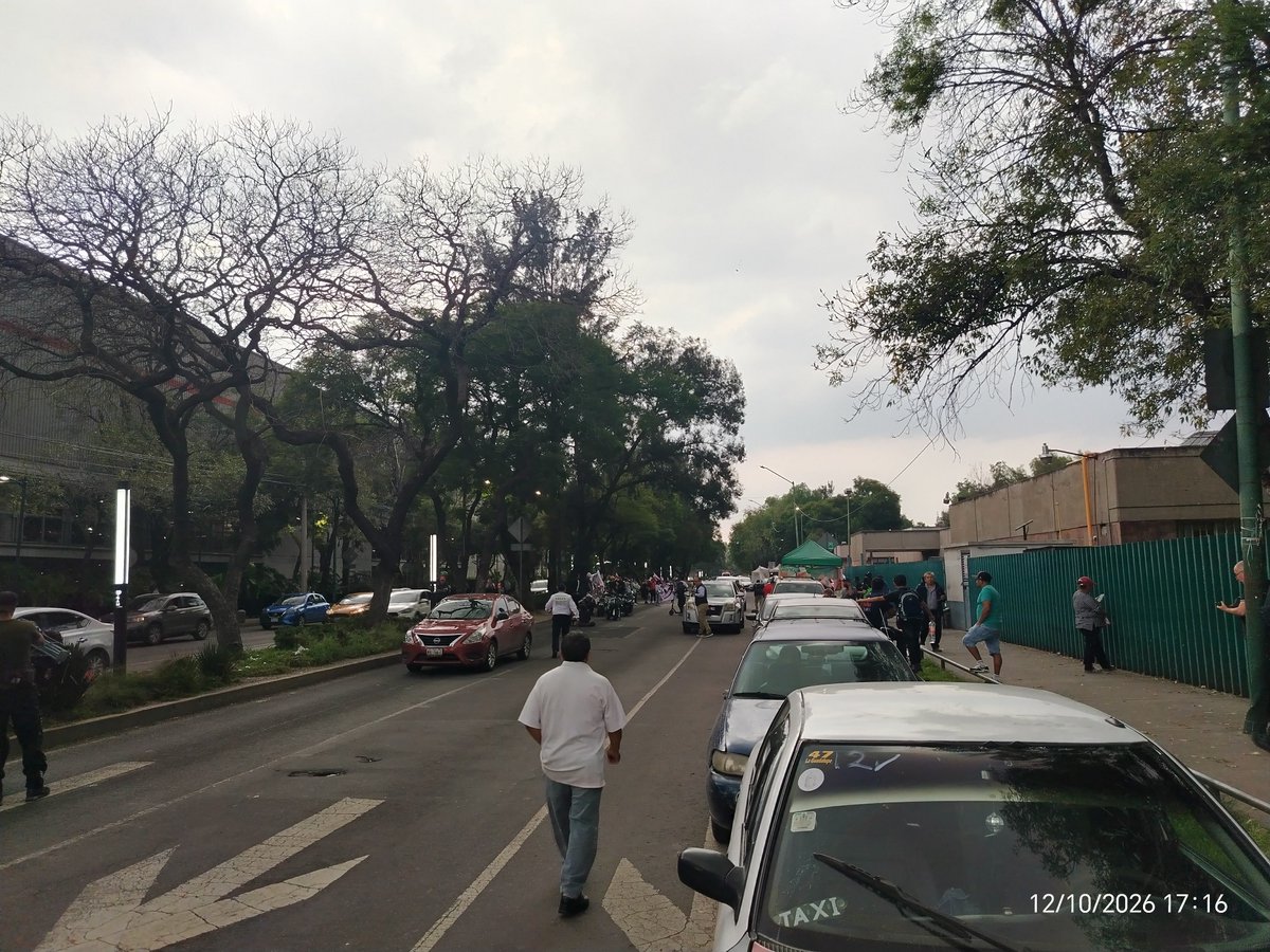 HctorDetectivMx's tweet photo. #ÚltimaHora

NO SON DOCTORES, llegaron en motos y autos que están en el vídeo que grabé👇🏻⚠️ y hasta tienen la facha de los clásicos acarreados AVIADORES del IMSS que ni trabajan y Grupos de Choque de siempre👇🏻 
Los Aviadores que piden aumento salarial NUEVAMENTE y se excusan con lo del (Y para medicinas)

Ojo @craviotocesar @jenarovillamil
@arturoavila_mx @martibatres @zoerobledo

A las 5:10 PM aproximadamente cerraron esta parte frente al Hospital General de Zona 24 a lado de Av. Insurgentes.
Pongo fotos con marca de agua de la hora cuando empiezan a cerrar.

No son doctores ni personal médico, llegaron en esas motos (No me extraña que sean sacadas de Elektra) 😒, motos y autos donde vivieron por lo que Azucena Uresti y demás no pondrán, además para desviar la represión del McPRIAN 

@AlbertoElRudo
@MalthusInmortal
@GustavoRocMtz @SinLinea_Mx @Erickisback1
@jenarovillamil @JesusRCuevas @LuisaAlcalde @RedAMLOmx @DavidVargasA18 @Humanismo4T @GuillermoSRguez @DnielleCabrera @molotovmx
@Rafaherrera1983 @galvanochoa @kikesma @diazpol @El_Mayo_Monero
@PM_Navegaciones @bethcastilloo @Monicao2712 @comsatori @alvaro_delgado @jet1403 @JulianMaciasT @manuelhborbolla @epigmenioibarra @cpabogadossc @NormanFPearl @elgatopolitico_ @sevillacritico
@IzqNoticiasMx @fisgonmonero
@MonederoJC
@Katsuragui
@catrina_nortena @abrahamendieta @YosoyPedrero @JorgeArmandoR_ @jgnaredo @fabriziomejia @Anamariavazquez  @CarlosVZenteno
@ZuritaCarpio