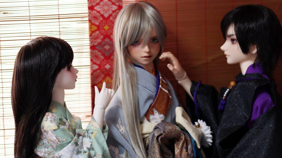 racoco_doll's tweet photo. なんかすごい髪の毛伸びた？って言ってる弟君
結ってあげましょうかって言ってる菖蒲ちゃん
困惑する鴎夏さん https://t.co/AIrHXqHLIt