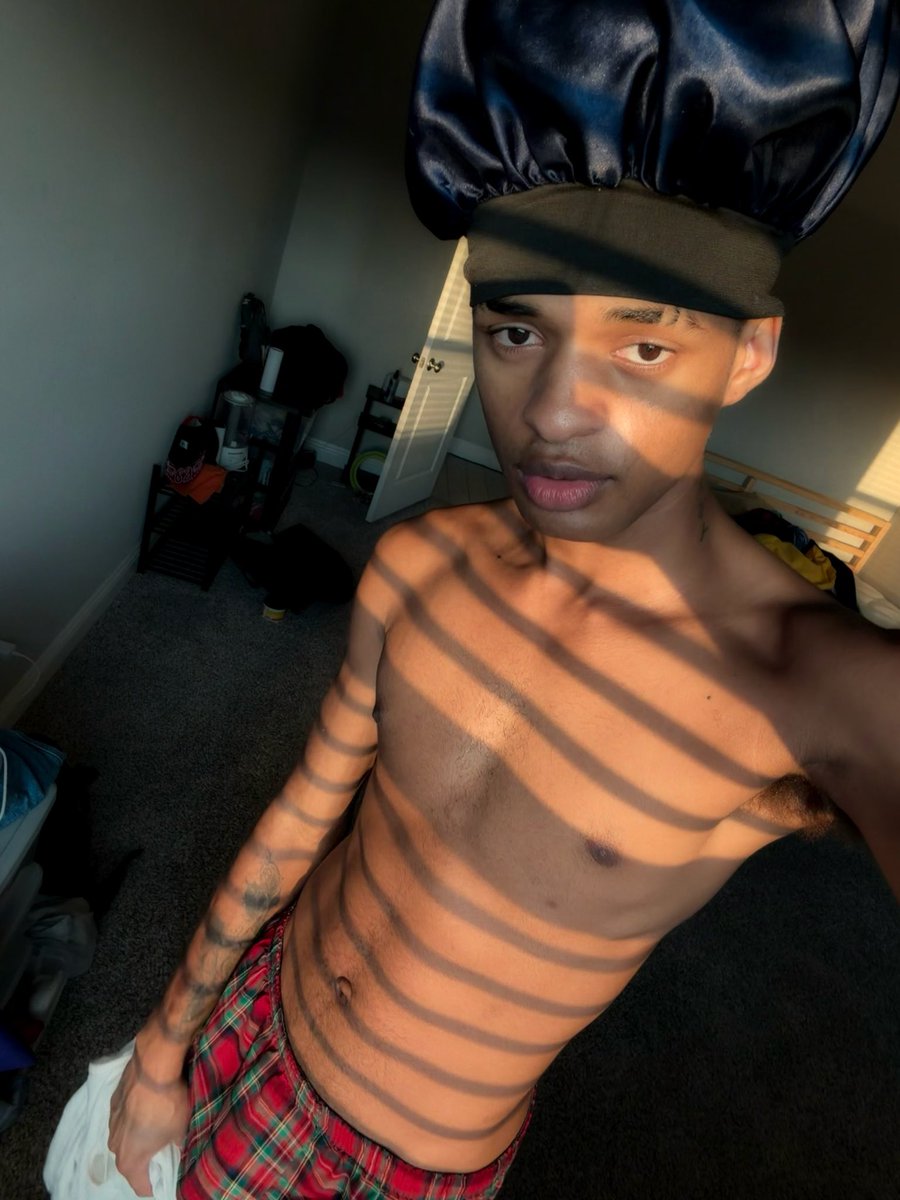 onlytayfanss's tweet photo. Before I start putting on these Halloween costumes, I wanna show up as myself first😁 So hey, my name is DeOntay
Malachi Lovette. Better known as Apex Tay https://t.co/eEVQcEPN1e