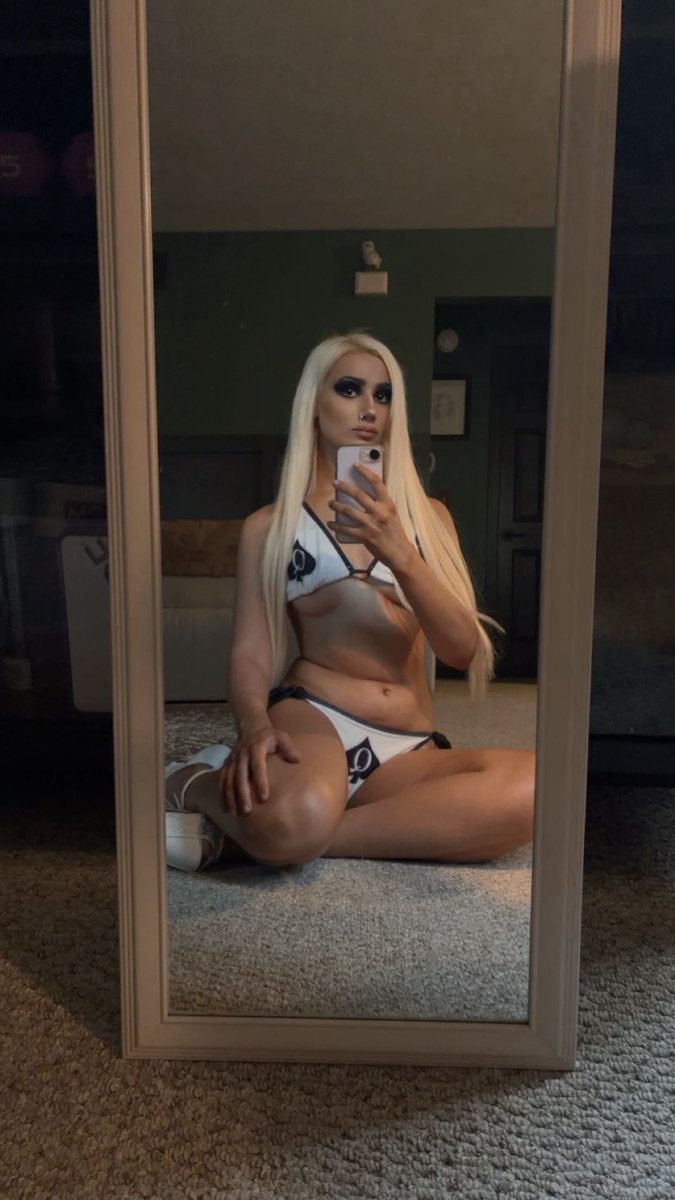 Snowbunnyjade1's tweet photo. White and Black anyone? 👀 https://t.co/HGvyEfGgwA