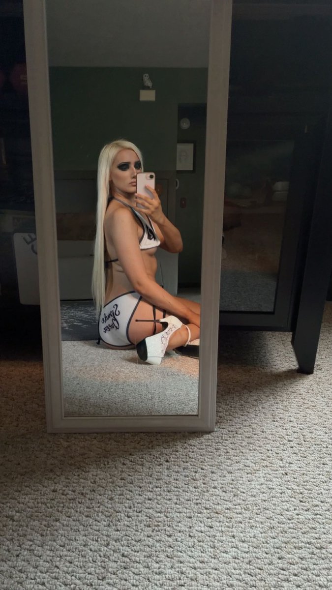 Snowbunnyjade1's tweet photo. White and Black anyone? 👀 https://t.co/HGvyEfGgwA