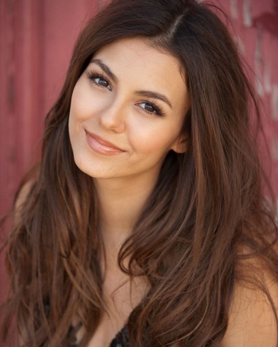 dailycultures's tweet photo. victoria justice e nina dobrev nunca terem interpretado irmãs numa série ou filme é um desperdício de casting que hollywood precisa explicar. https://t.co/v7dfN1rwGB