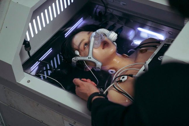 dough_nut_love's tweet photo. [Local News] A still cut of Blue from “Resurrection Man: The Red”, who survives inside an incubator. Blue is played by #KimYouJung who gives the role a striking presence and captures the audience's attention the moment she appears.

#김유정 #부활남

https://t.co/Kzo6fce93r https://t.co/GlPpMqj2Id