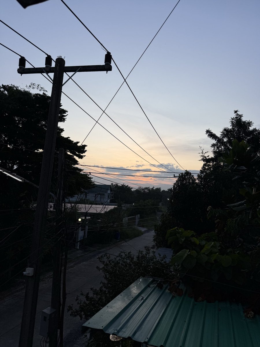 wchalerm's tweet photo. ที่ชอบออกมาวิ่งตอนเช้าก็เพราะแบบนี้ไง 🌤️🌞 https://t.co/kmYoHqEDQR