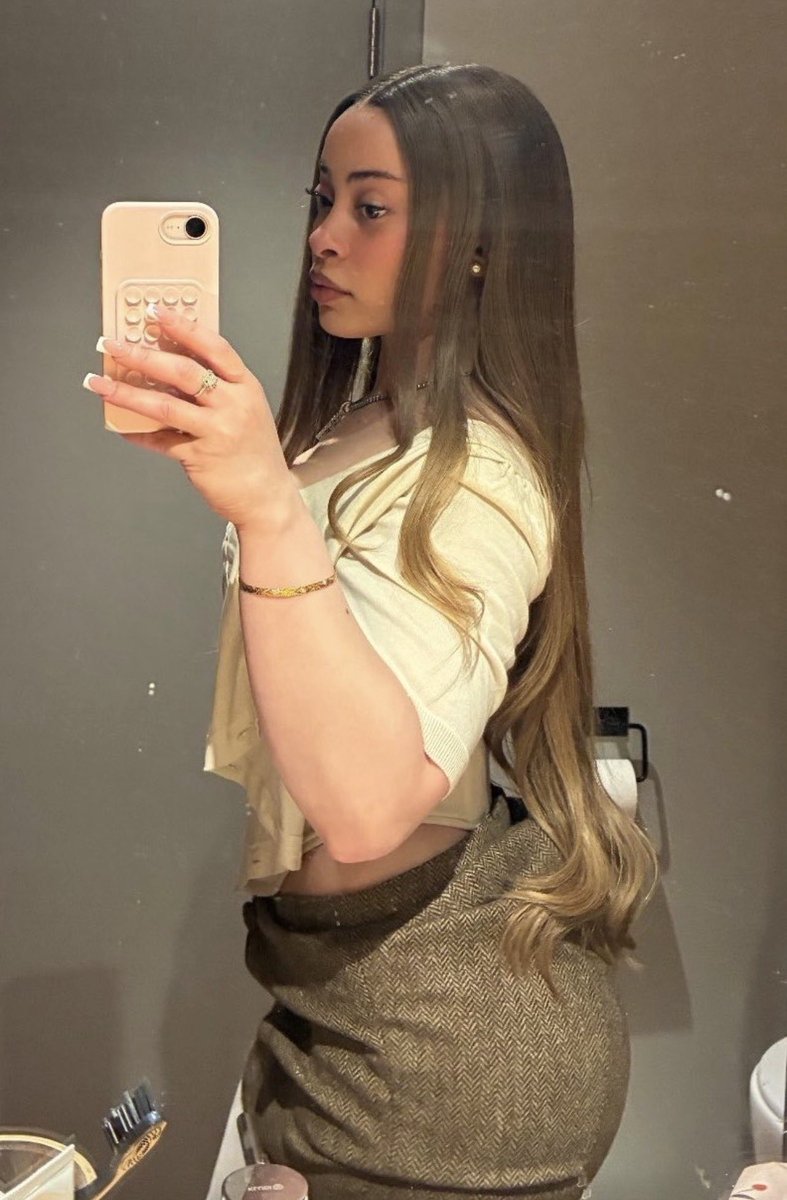 ROMANREL0ADED's tweet photo. Ice Spice looks gorgeous &amp; unbothered in new mirror pics despite a certain female rapper sending her lapdog to attack her https://t.co/0wz8TCn0IV