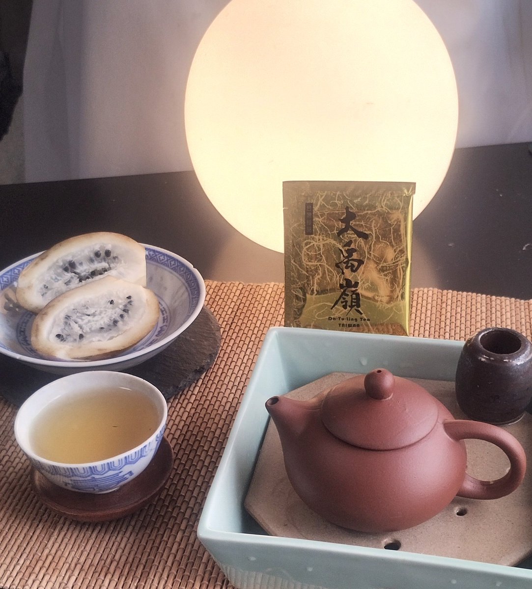 OkarinaRoon's tweet photo. おはようございます。あけびが食べ頃になりました。昨日かっぱ橋で買った台湾茶、なんでこんなに美味しいの？😄😭
#茶好連 https://t.co/MZ3zt7dJNG