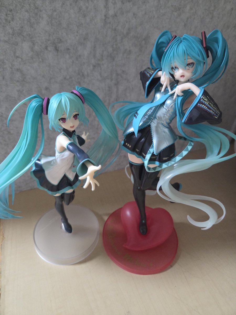 RJ67658306's tweet photo. 遅れて掲示する、ポップアップストアで買った
「愛されなくも君がいる」
のミクちゃん。
私はピノキオPのミクちゃんが大好きだ。その目だけにある栄養素がある。 https://t.co/ASUm1Zolxp