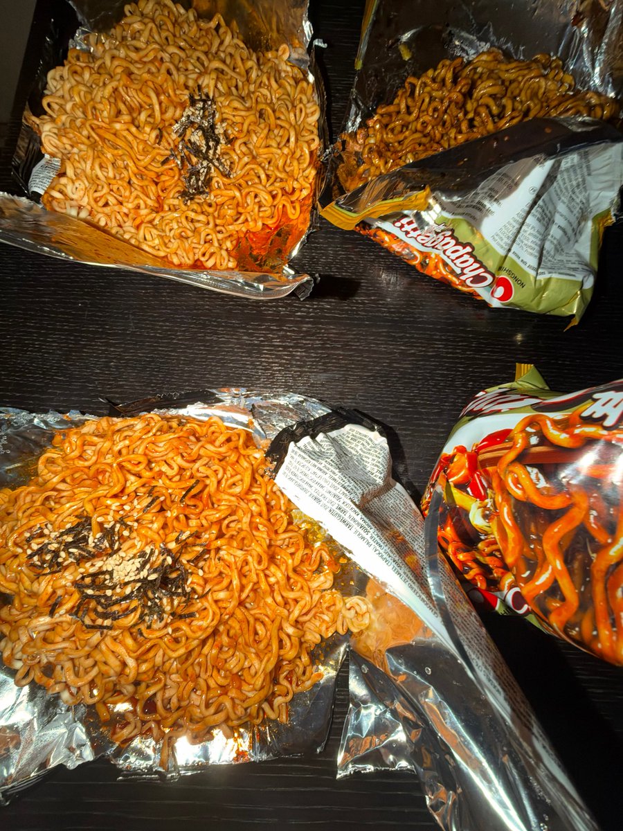 terjemahinRYUL's tweet photo. 261013 💬 weverse reply

🐈‍⬛ bareng si ryul🤦‍♂️🤦‍♂️
    ㄴ 🌰 Ramyeon adalah makanan terbaik di dunia ini

#률 #RYUL #롱샷 #LNGSHOT https://t.co/LGRJcESXv8