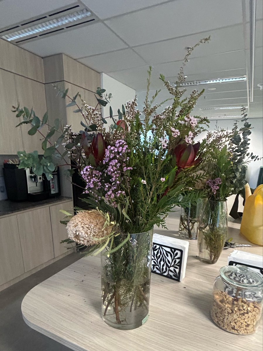 MoroseJerk's tweet photo. Had to do flowers today #selftaught #nolessons https://t.co/oOI4diqKaJ