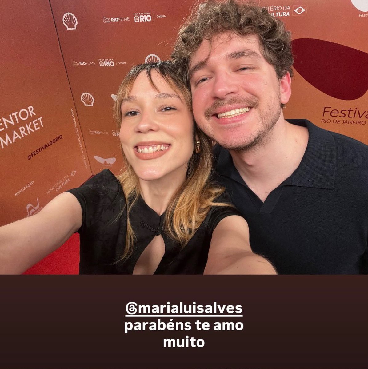 midiasmalu's tweet photo. Lucas, (namorado, noivo, marido, sei lá) da Malu, a parabenizando pelo prêmio de Melhor Curta no Festival do Rio! ❤️🥂 https://t.co/ZoFOmsOcvn